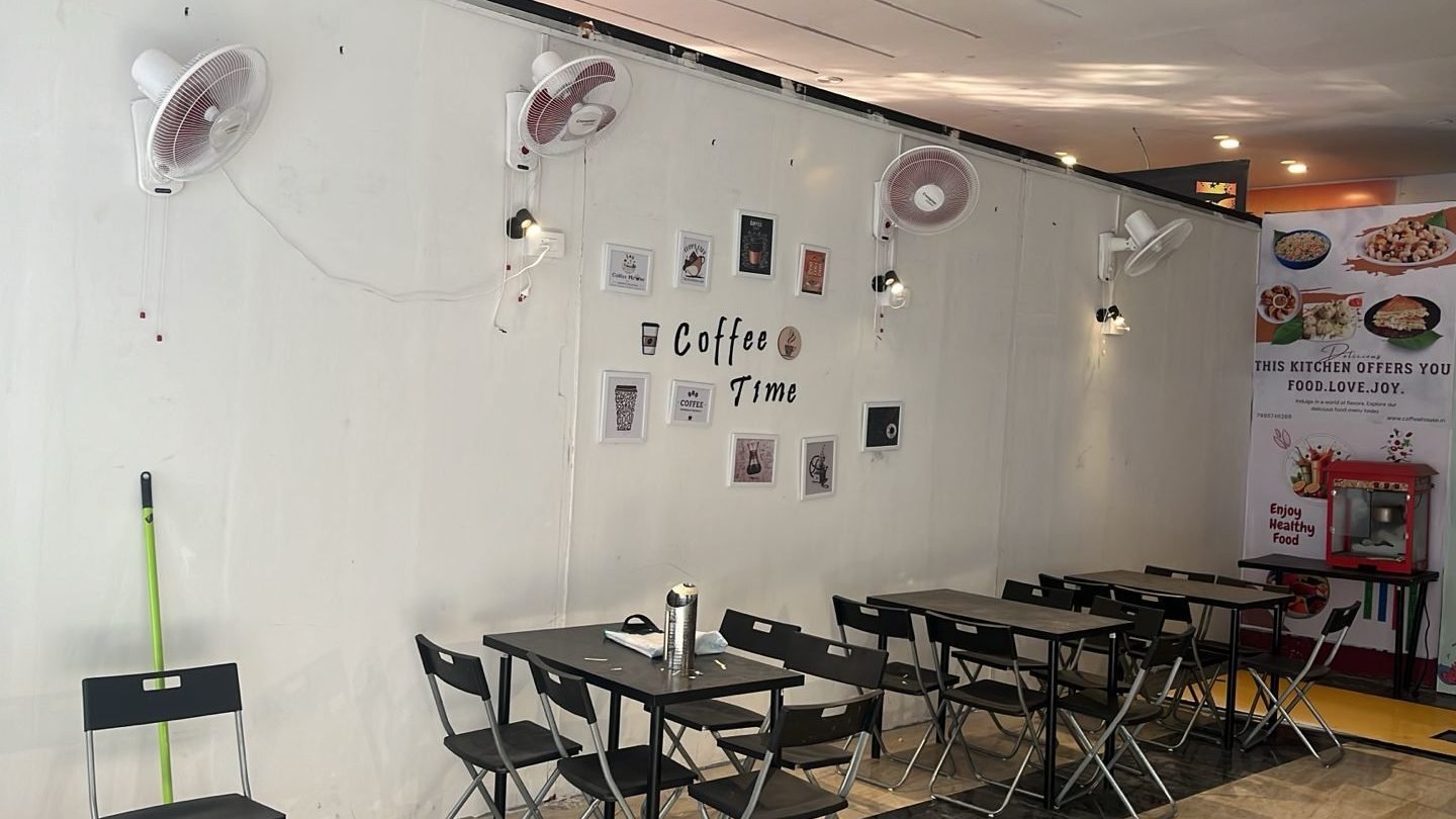 coffee house by organic salad bar