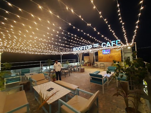 NIRVANA CAFE&ROOFTOP